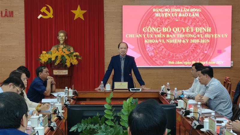 Đ/c  Nguyễn Viết Vân, Tỉnh ủy viên, Bí thư Huyện ủy phát biểu giao nhiệm vụ