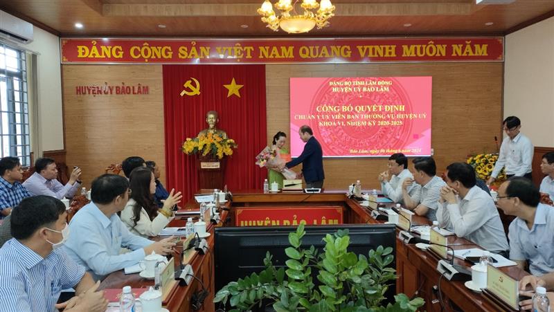 Đ/c Nguyễn Viết Vân, Tỉnh ủy viên, Bí thư Huyện ủy đã trao quyết định và tặng hoa chúc mừng
