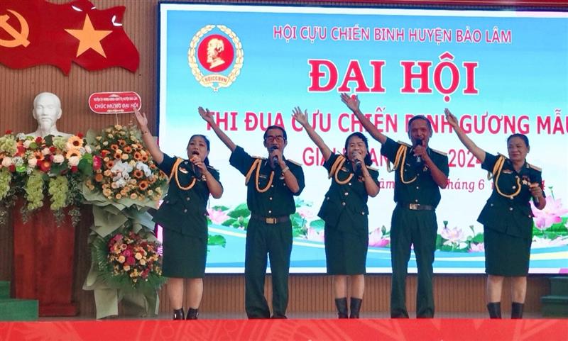 Tiết mục văn nghệ do hội viên cựu chiến binh biểu diễn