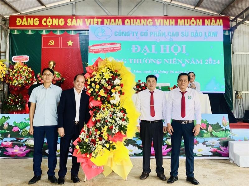 Ông Nguyễn Viết Vân- Tỉnh ủy viên, Bí thư Huyện ủy Bảo Lâm tặng hoa chúc mừng Đại hội