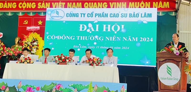 Ông Nguyễn Viết Vân- Tỉnh ủy viên, Bí thư Huyện ủy Bảo Lâm tặng hoa chúc mừng Đại hội