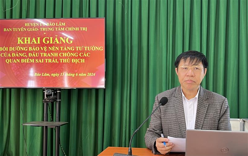 Đ/c Hoàng Ngọc Khuyên – UVBTV - Trưởng Ban tuyên giáo Huyện uỷ phát biểu khai mạc