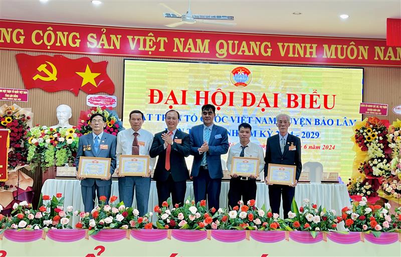 Lãnh đạo tỉnh và huyện trao giấy khen cho các tập thể cá nhân