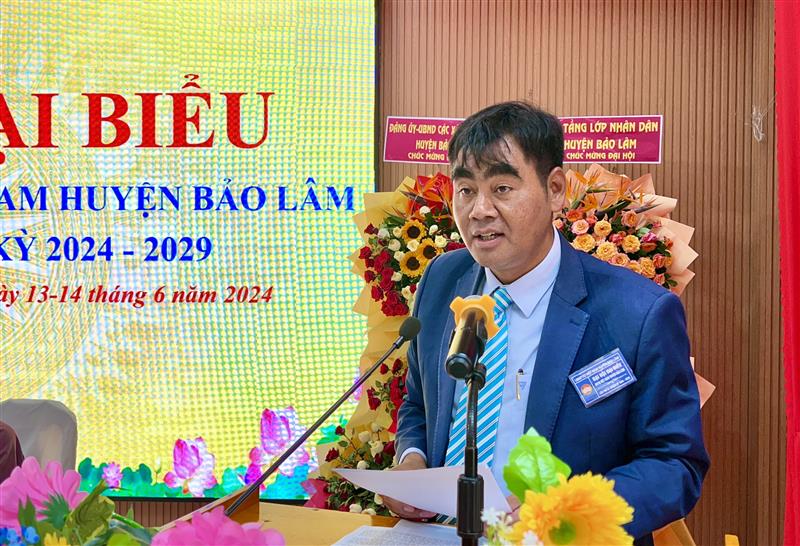 Ông Bon Yô Soan - Phó Chủ tịch Ủy ban MTTQ Việt Nam tỉnh Lâm Đồng phát biểu tại ĐH