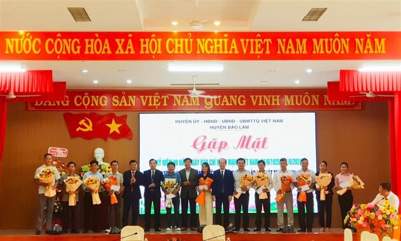 Lãnh đạo huyện tặng hoa chúc mừng các nhà báo, phóng viên