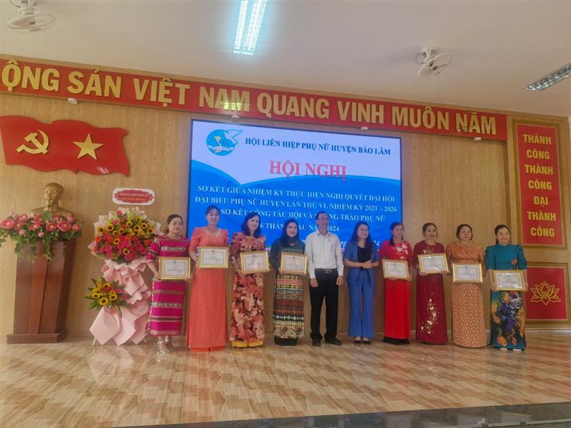Hội nghị trao giấy khen cho các tập thể, cá nhân