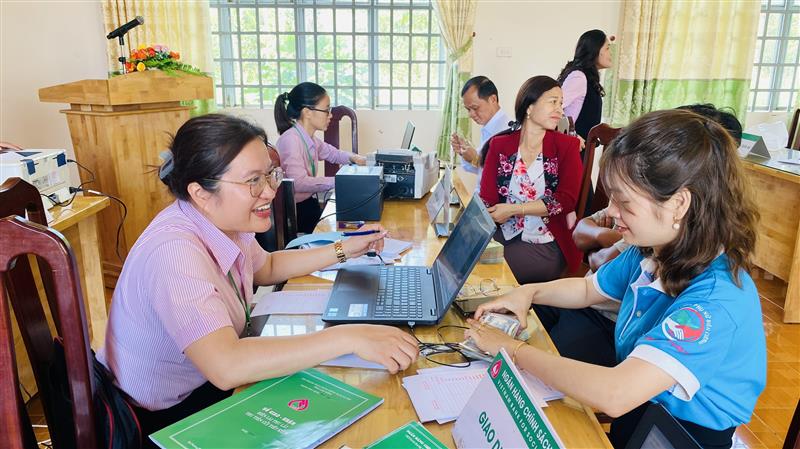 Ngân hàng chính sách giải ngân vốn vay cho hộ nghèo