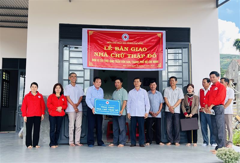 Hội chữ thập đỏ tỉnh trao nhà cho anh Trần Văn Chiến