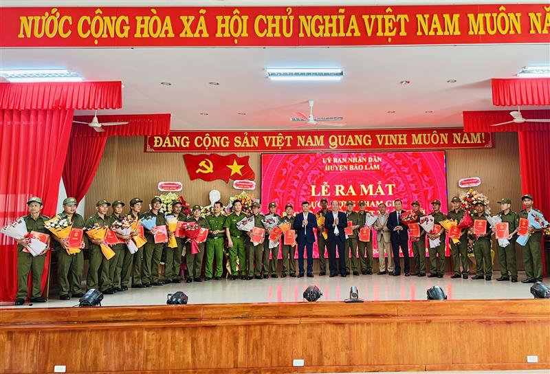 Các thành viên ra mắt