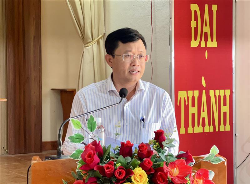 Ông Trương Hoài Minh – Phó Bí thư Huyện uỷ - Chủ tịch UBND huyện trả lời một số ý kiến cử tri