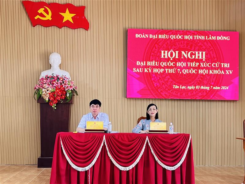 Ông Trần Đình Văn – Phó Bí thư Thường trực Tỉnh uỷ - Trưởng Đoàn đại biểu Quốc hội tỉnh Lâm Đồng và bà Trịnh Thị Tú Anh – Phó Chánh văn phòng Đoàn đại biểu Quốc hội và HĐND tỉnh, uỷ viên Uỷ ban khoa học, công nghệ và môi trường của Quốc hội 