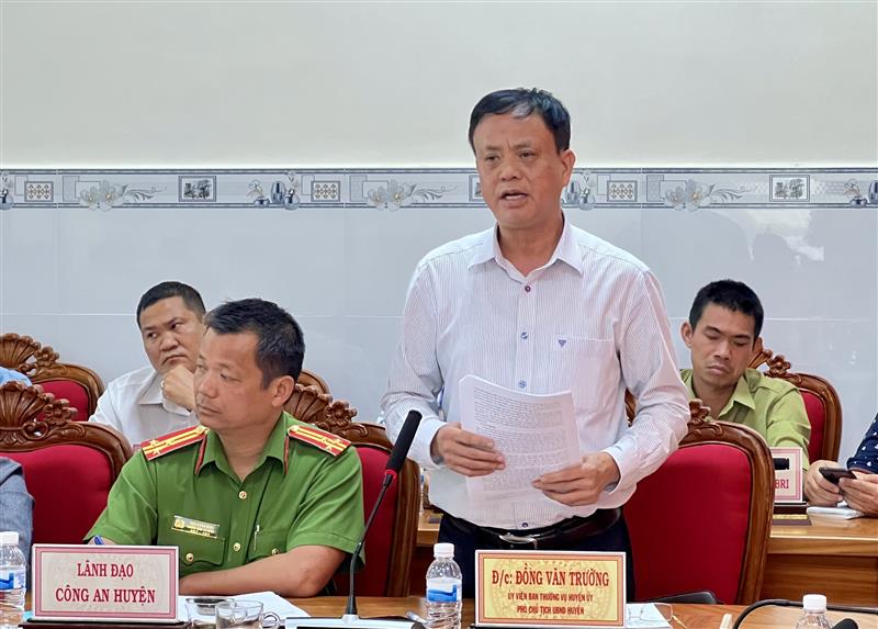 Đ/c Đồng Văn Trường – UVBTV – PCT UBND huyện phát biểu ý kiến tại HN