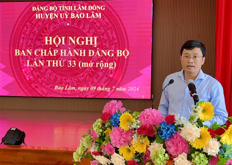 Đ/c Trương Hoài Minh – Phó Bí thư Huyện uỷ - Chủ tịch UBND huyện thông qua báo cáo 6 tháng và phương hướng nhiệm vụ