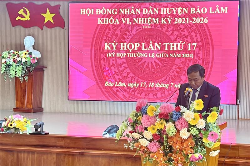  Ông K’Lình - Phó Bí thư Thường trực Huyện ủy, Chủ tịch HĐND huyện phát biểu kế mạc