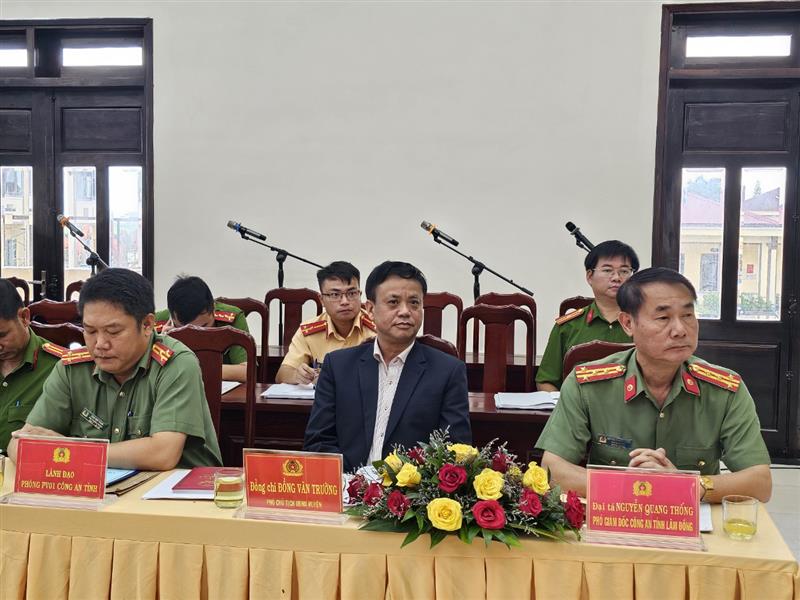 Đại tá Nguyễn Quang Thống- Phó giám đốc Công an tỉnh Lâm Đồng; đồng chí Đồng Văn Trường- Phó UBND huyện.