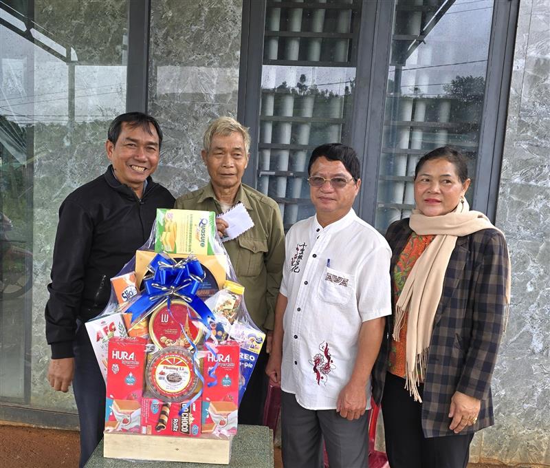 Đ/c K’Lình, Phó Bí thư Thường trực huyện ủy, Chủ tịch HĐND huyện tặng quà tại Lộc Bảo