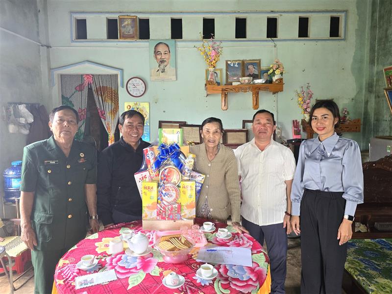 Đ/c K’Lình, Phó Bí thư Thường trực huyện ủy, Chủ tịch HĐND huyện tặng quà tại Lộc Bắc