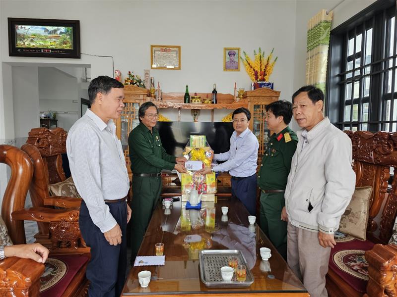 Đ/c Trương Hoài Minh, Phó Bí thư huyện ủy, Chủ tịch UBND huyện Bảo Lâm phát biểu động viên các gia đình tại Tân Lạc