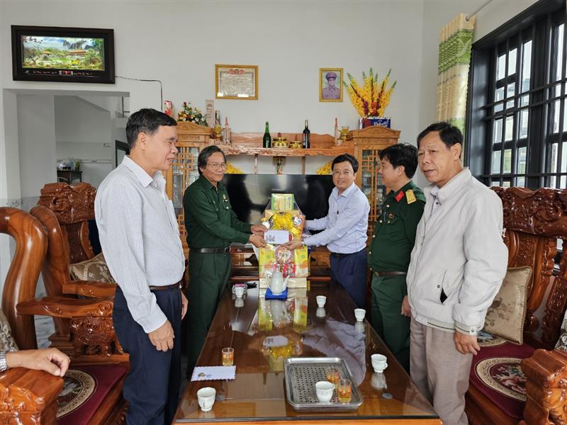 Đ/c Trương Hoài Minh, Phó Bí thư huyện ủy, Chủ tịch UBND huyện Bảo Lâm phát biểu động viên các gia đình tại Tân Lạc