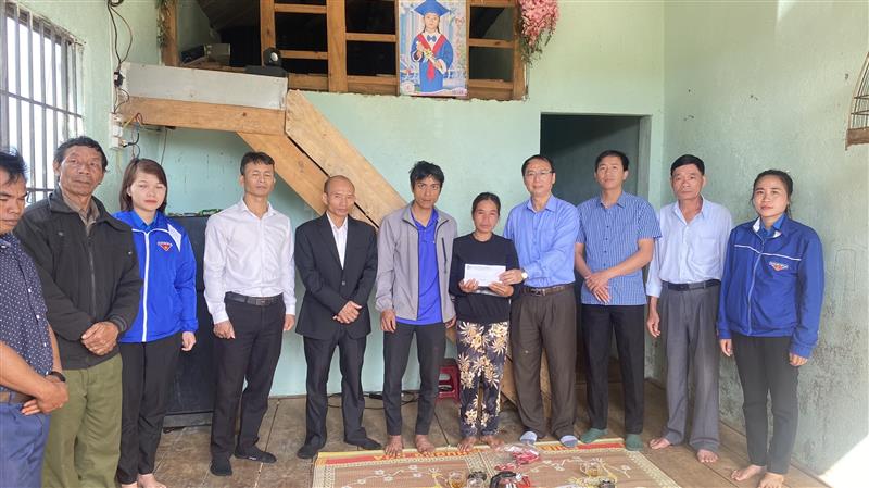 Trao số tiền 30 triệu đồng của Uỷ ban MTTQVN tỉnh Lâm Đồng hỗ trợ cho gia đình.