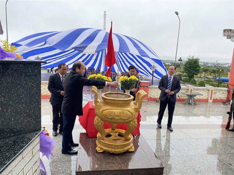 Lãnh đạo huyện dâng  hương tại đài tưởng niệm các anh hùng liệt sĩ của huyện