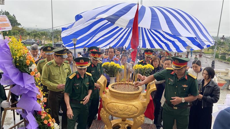 cán bộ công chức  dâng hương tại đài tưởng niệm các anh hùng liệt sĩ của huyện