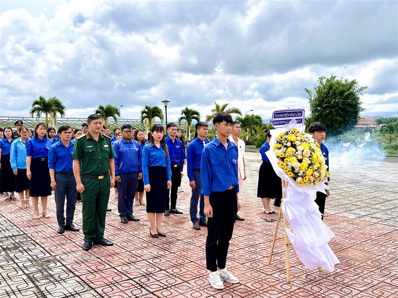 Đại biểu HLHTN huyện dâng hoa tại đài tưởng niệm các anh hùng liệt sĩ