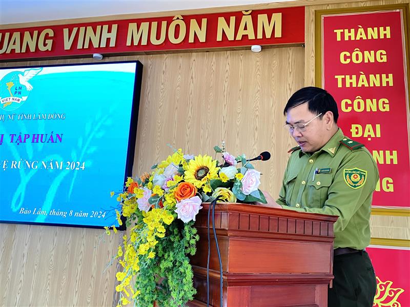 Đại diện Hạt kiểm lâm huyện thông tin về chính sách dịch vụ môi trường rừng