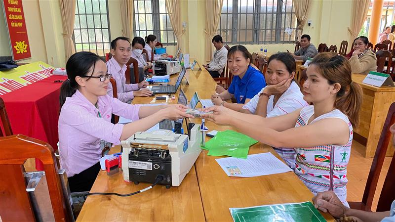 Ngân hàng chính sách giải ngân vốn vay phát triển nghề dệt thổ cẩm