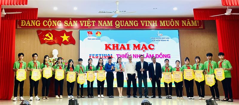 Ban tổ chức trao cờ cho các đơn vị tham gia