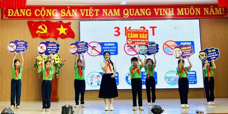 Các đội thi tìm hiểu pháp luật