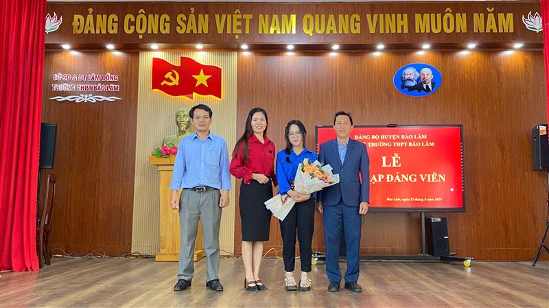 Lãnh đạo nhà trường tặng hoa chúc mừng em Nguyễn Bảo Trâm