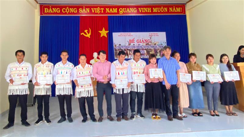 Phòng VHTT huyện trao giấy chứng nhận cho các học viên