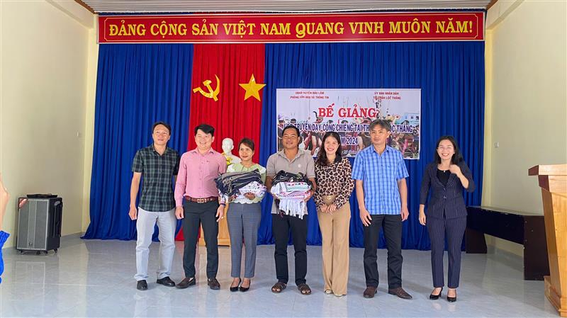 Phòng VHTT huyện trao trang phục cho câu lạc bộ cồng chiêng Lộc Thắng