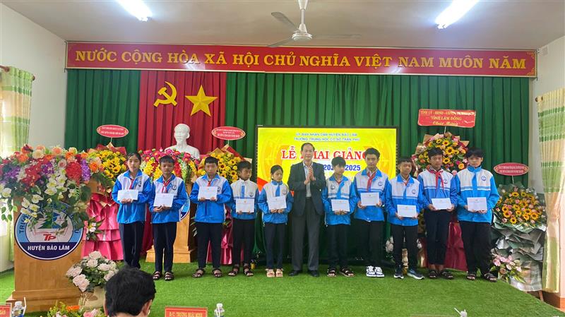 Nguyễn Trọng Ánh Đông, Ủy viên BTV Tỉnh ủy, Trưởng Ban Tổ chức Tỉnh ủy trao học bổng cho các em