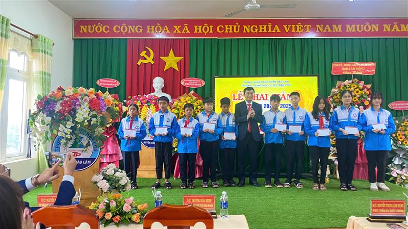 Đ/c Trương Hoài Minh, Phó Bí thư huyện ủy, Chủ tịch UBND huyện Bảo Lâm trao học bổng cho các em