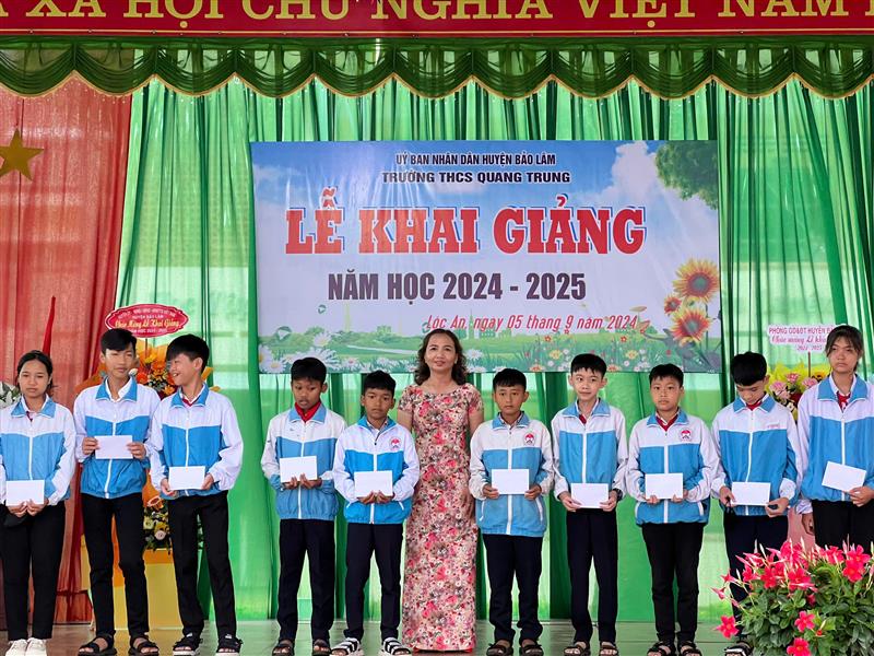 Lãnh đạo xã Lộc An trao học bổng cho các em học sinh