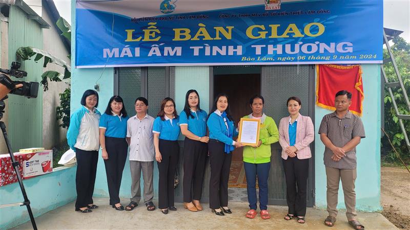 Lãnh đạo HLHPN tỉnh trao trà cho gia đình bà Ka Ngọc