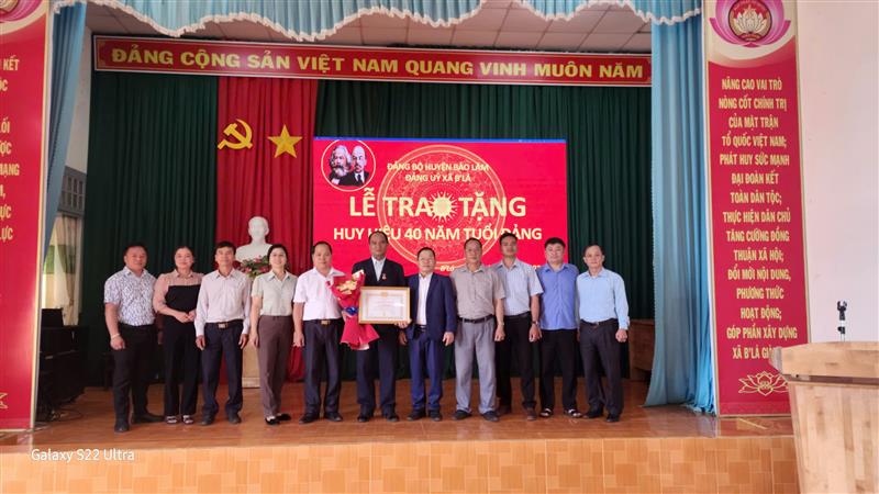 Lãnh đạo xã Blá chụp hình cùng đảng viên Lục Minh Thanh