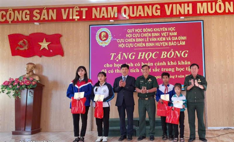 Lãnh đạo Hội CCB huyện và Câu lạc bộ trao học bổng cho con em hội viên