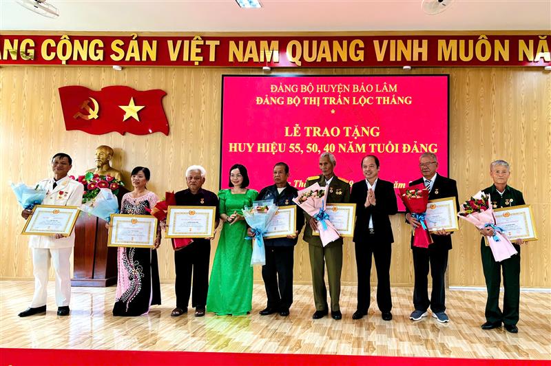 Đồng chí Nguyễn Viết Vân, Tỉnh uỷ viên, Bí thư Huyện uỷ trao huy hiệu cho các đảng viên