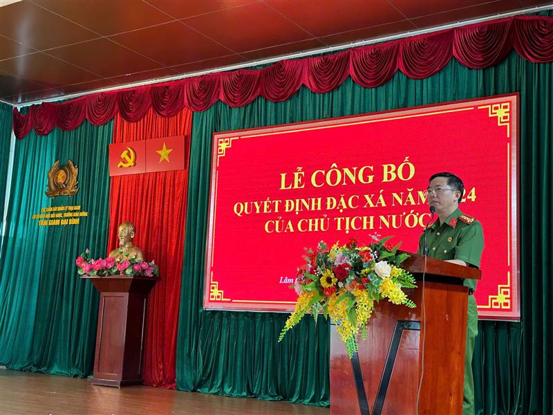 Lãnh đạo Công an Trại giam Đại Bình phát biểu tại buổi lễ công bố quyết định đặc xá