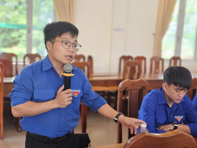 Đại biểu thanh niên Blá nêu kiến nghị