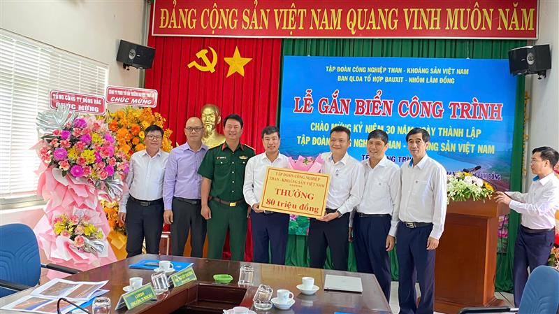 Tập đoàn TKV thưởng cho Công ty Nhôm