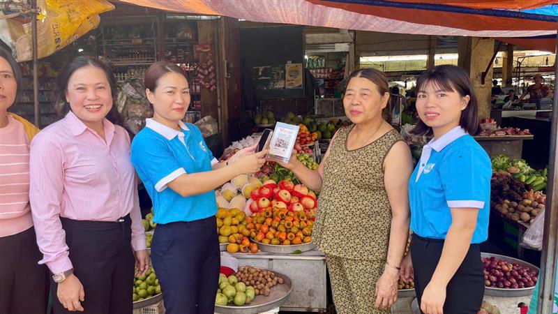 Ngân hàng chính sách xã hội huyện hướng dẫn các tiểu thương sử dụng  ứng dụng ngân hàng điện tử VBSP SmartBanking