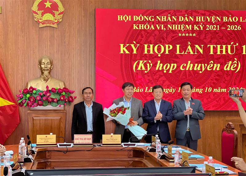 Lãnh đạo tặng hoa chúc mừng đồng chí Hoàng Ngọc Khuyên được bầu Trưởng ban KT-HĐND huyện