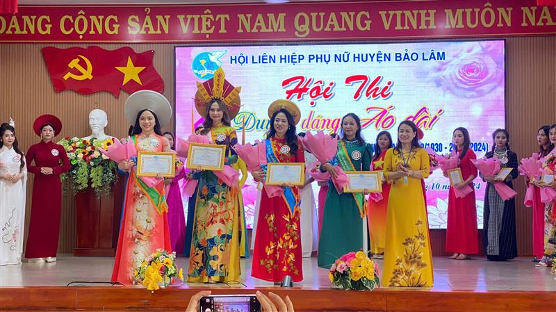 Ban tổ chức trao giải cho các thí sinh