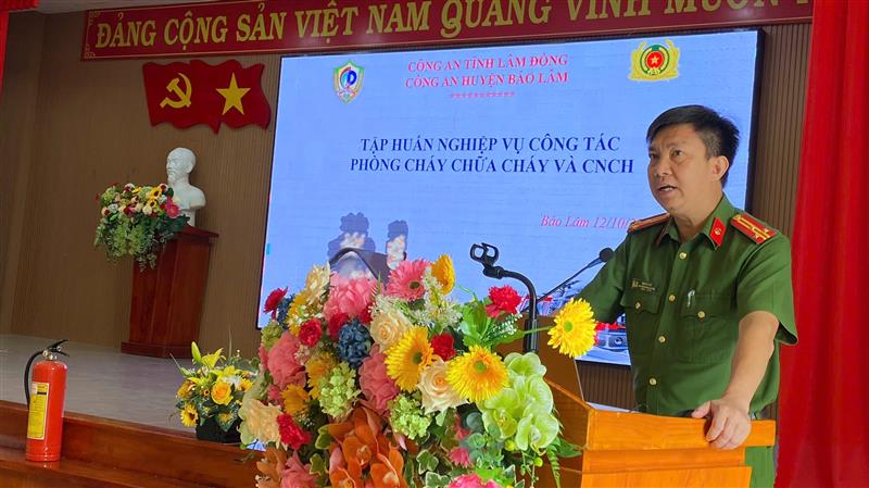 đồng chí Thượng tá Đinh Sỹ Đức, Phó trưởng Công an huyện Bảo Lâm phát biểu tại lớp tập huấn.