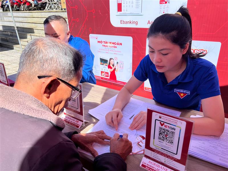 Các Ngân hàng hướng dẫn người dân cài đặt ứng dụng thanh toán không dùng tiền mặt