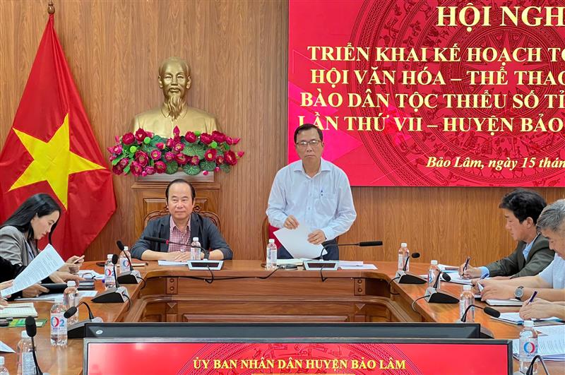 Lãnh đạo huyện phát biểu ý kiến